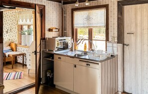 Fridge, oven, stovetop, coffee/tea maker - 2 bedroom nice home in Bredaryd (Bredaryd)