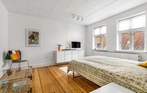 2 bedrooms, iron/ironing board, travel cot, free WiFi