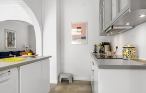 ثلاجة، فرن، موقد طهي مسطح، غسالة أطباق