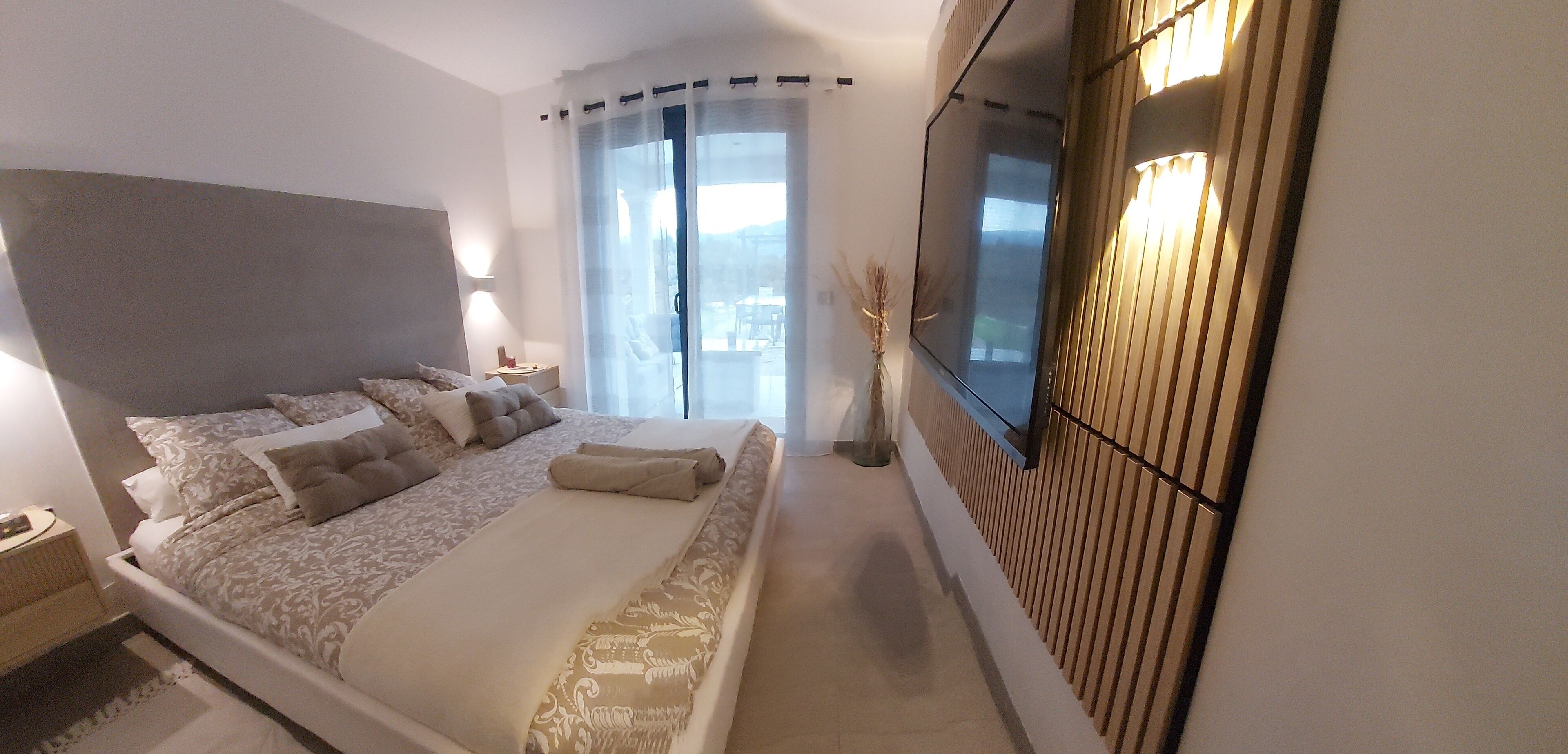 Large 20 m2 bedroom in recent villa with pool/jacuzzi