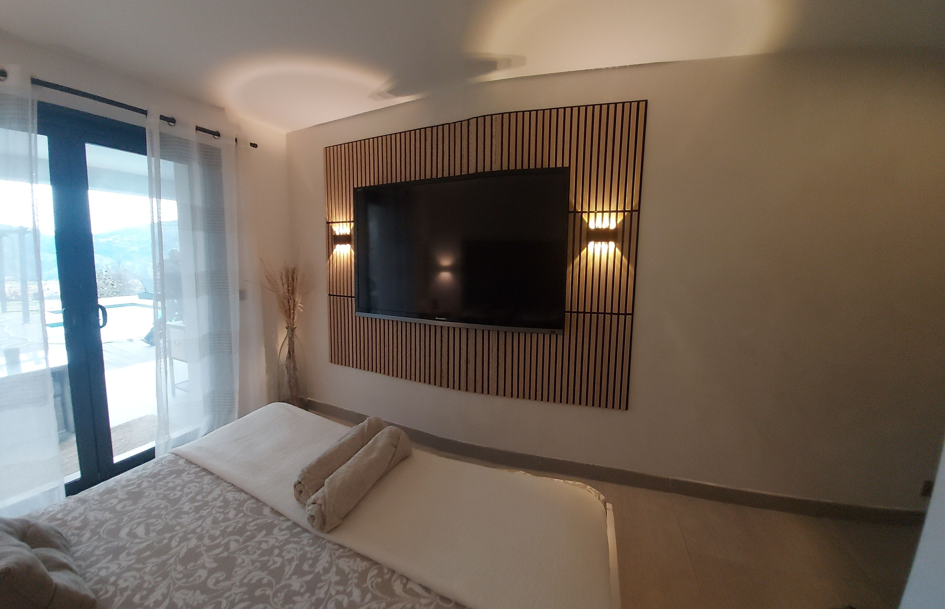 Large 20 m2 bedroom in recent villa with pool/jacuzzi