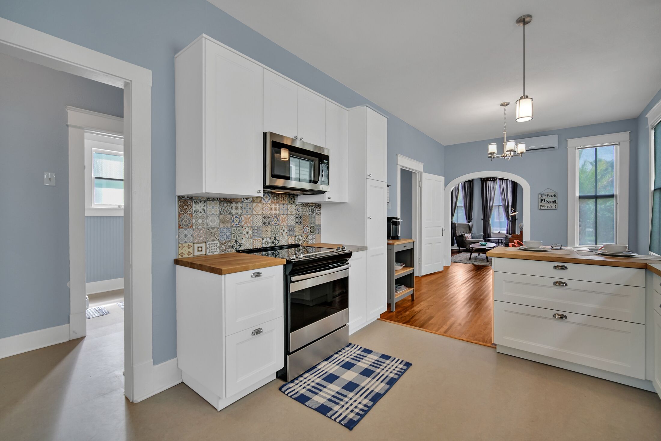 Historic Cottage-2 Block Walk to the Beach