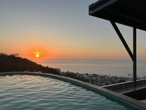 Een buitenzwembad, een infinity pool
