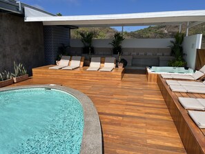 Een buitenzwembad, een infinity pool