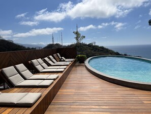 Een buitenzwembad, een infinity pool
