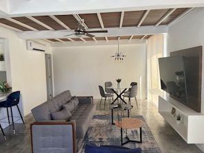 Smart TV - Modern condo loft in El Centro- 10 minute walk to the malecón (Puerto Vallarta)