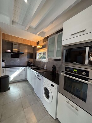 Kjøleskap, mikrobølgeovn og brødrister