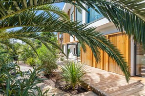 Property grounds - EXCLUSIVE Contemporary villa with swimming pool between lake and ocean in Hossegor (SOORTS HOSSEGOR)
