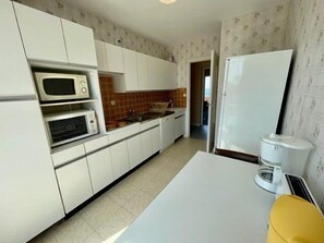 Fridge, oven, toaster, cookware/dishes/utensils