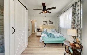 2 chambres, fer et planche à repasser, lit de bébé portatif
