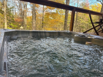 Exceptionally clean, woodsy surroundings, hot tub, close to Hocking Hills!