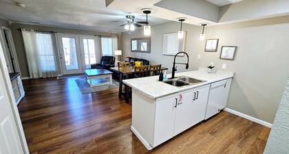 Remodeled 2 Bedroom Condo~2 Min From Branson Strip~Pool~Comfortably Sleeps 6!