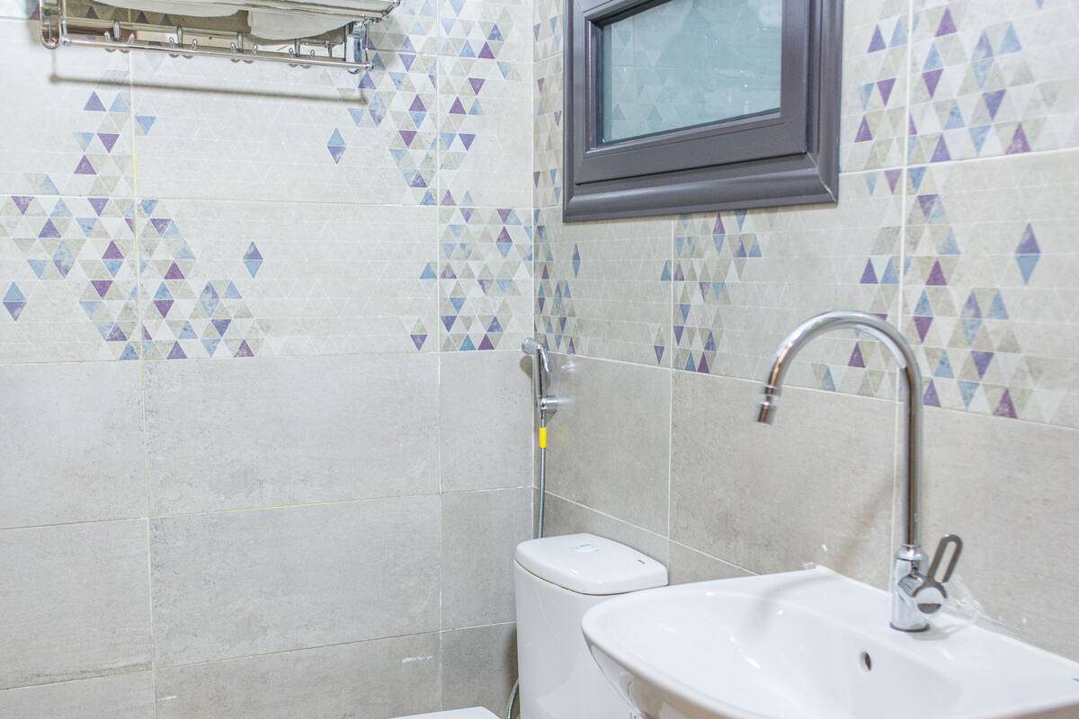Shower, pancuran hujan, kloset, dan handuk