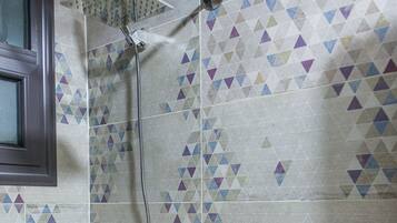 Douche, douche à « effet pluie », bidet, serviettes fournies