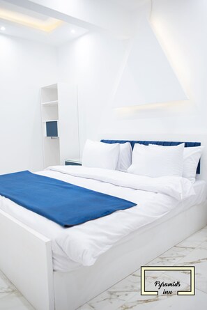 Standard-dobbeltværelse - 1 queensize-seng | Pengeskab på værelset, individuelt design, individuel indretning