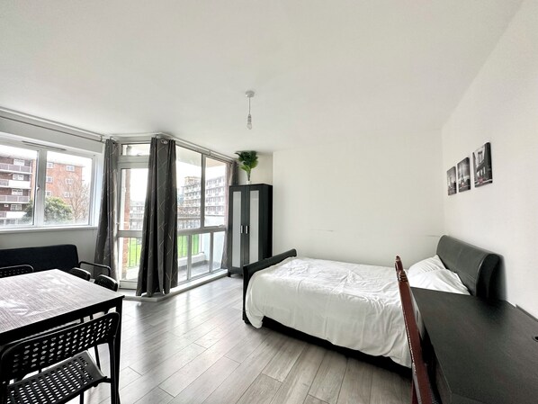 3 bedrooms, iron/ironing board, free WiFi, bed sheets - (Fav6) Amazing Family Home-SLEEPS 6 (London)