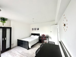 3 slaapkamers, een strijkplank/strijkijzer, gratis wifi, beddengoed