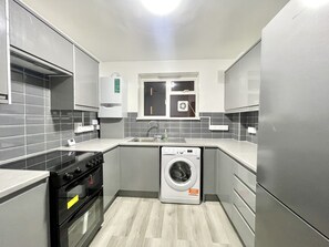 Fridge, microwave, oven, stovetop - (Fav6) Amazing Family Home-SLEEPS 6 (London)
