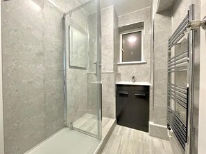 Douche, sèche-cheveux, serviettes fournies, savon