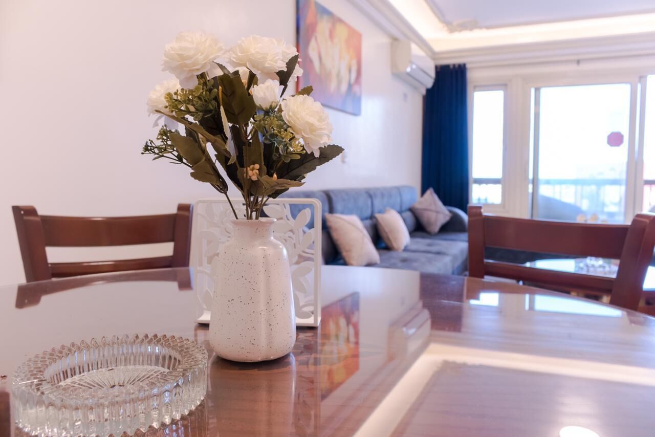 Departamento panorámico, 2 habitaciones, vista al mar | Área de sala de estar
