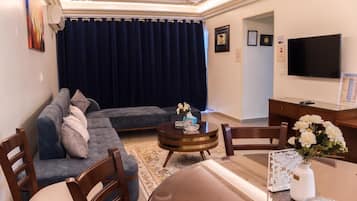 Panoramic Apartment, 2 Bedrooms, Sea View | Living area