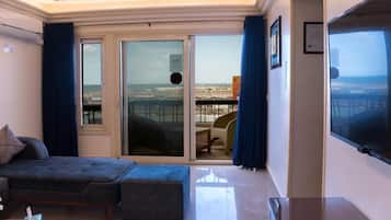 Panoramic Apartment, 2 Bedrooms, Sea View | Living area
