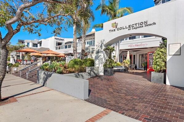 Un bâtiment moderne sur lequel on peut lire l’inscription : « The Collection at Laguna Beach ».