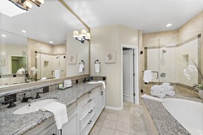 Douche, baignoire à jets, sèche-cheveux, serviettes fournies