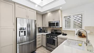 KylskÄp, mikrovÄgsugn, ugn och diskmaskin