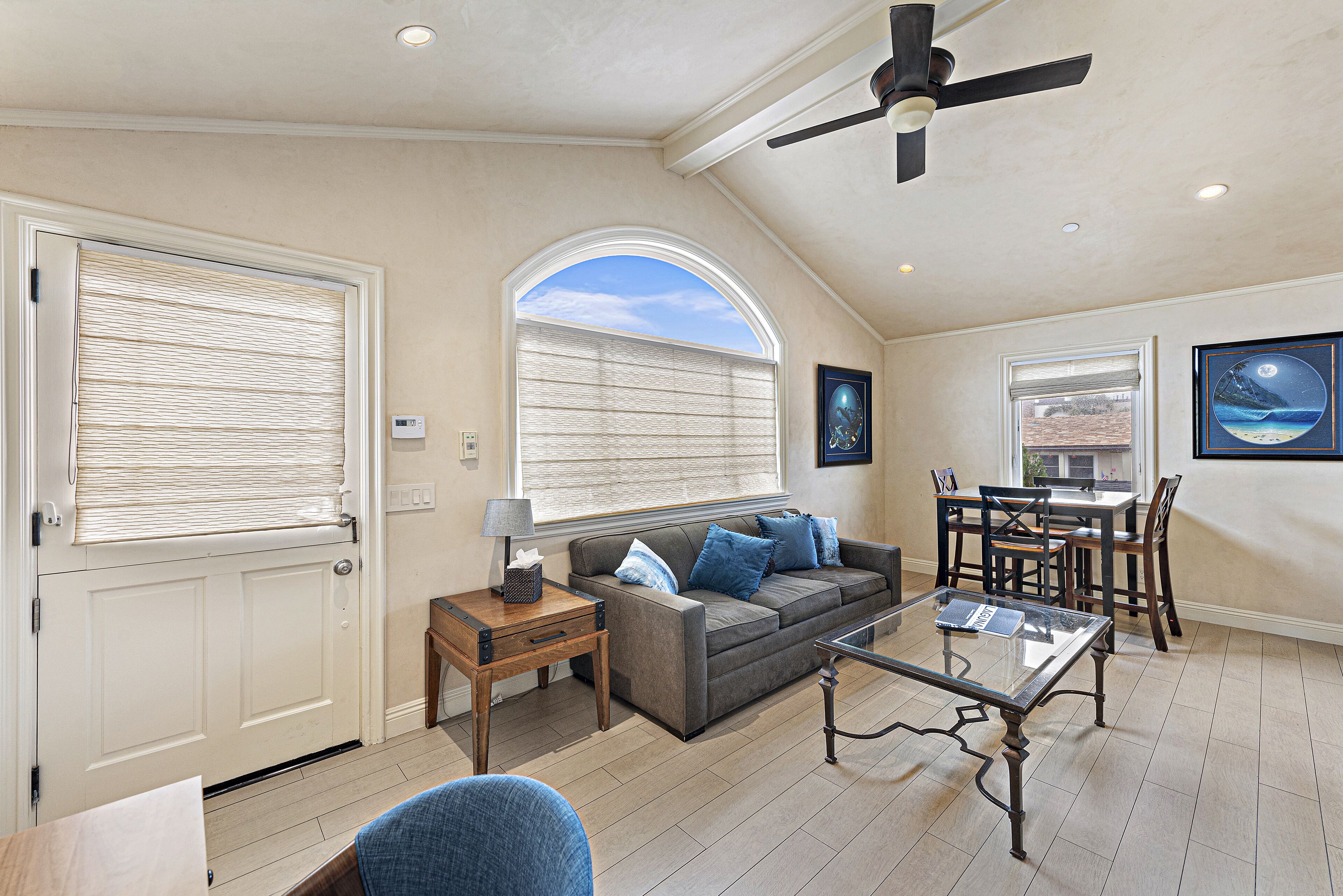 Tv, pejs, dvd-afspiller, stereoanlæg