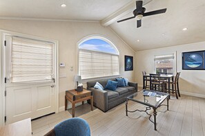 Fernseher, Kamin, DVD-Player, Stereoanlage