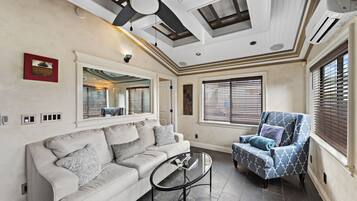 TV, peis, DVD-spiller og stereoanlegg