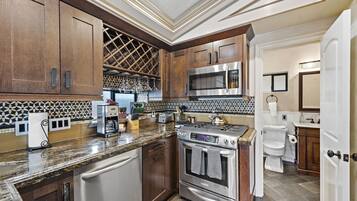 Kjøleskap, mikrobølgeovn, ovn og oppvaskmaskin