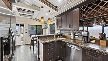 Refrigerador, microondas, horno y lavavajillas