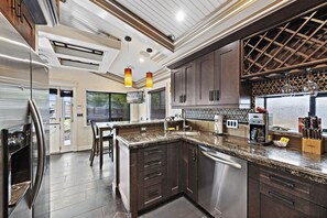 Fridge, microwave, oven, dishwasher - Relax, Shop, Dine, Swim, Snorkel 4 D'Stella (Laguna Beach)