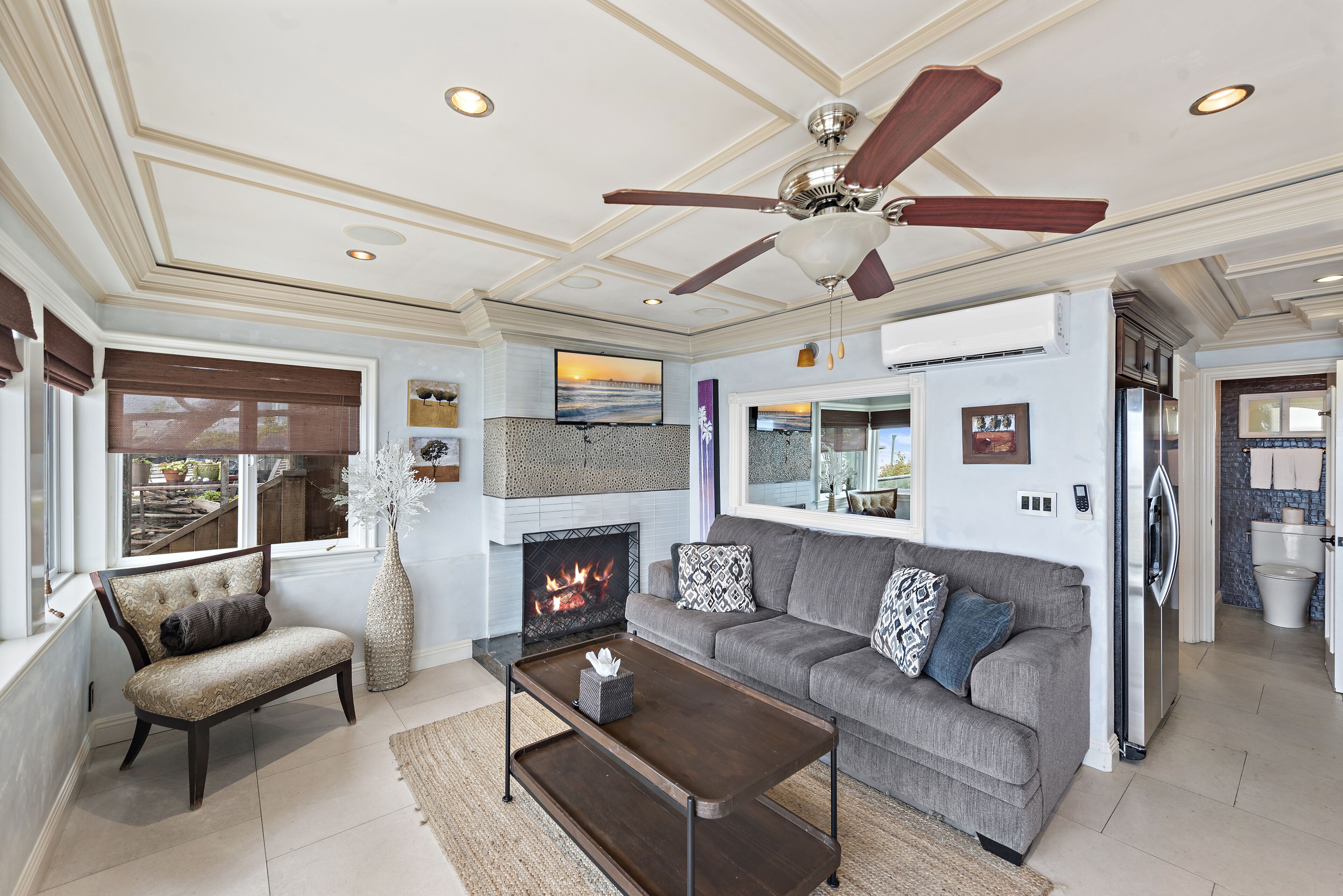 テレビ、DVD プレーヤー、ステレオ