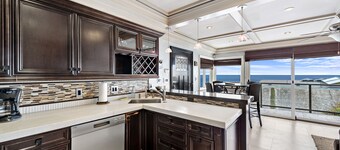 Ocean View Villa, walk to main beach, easy beach access