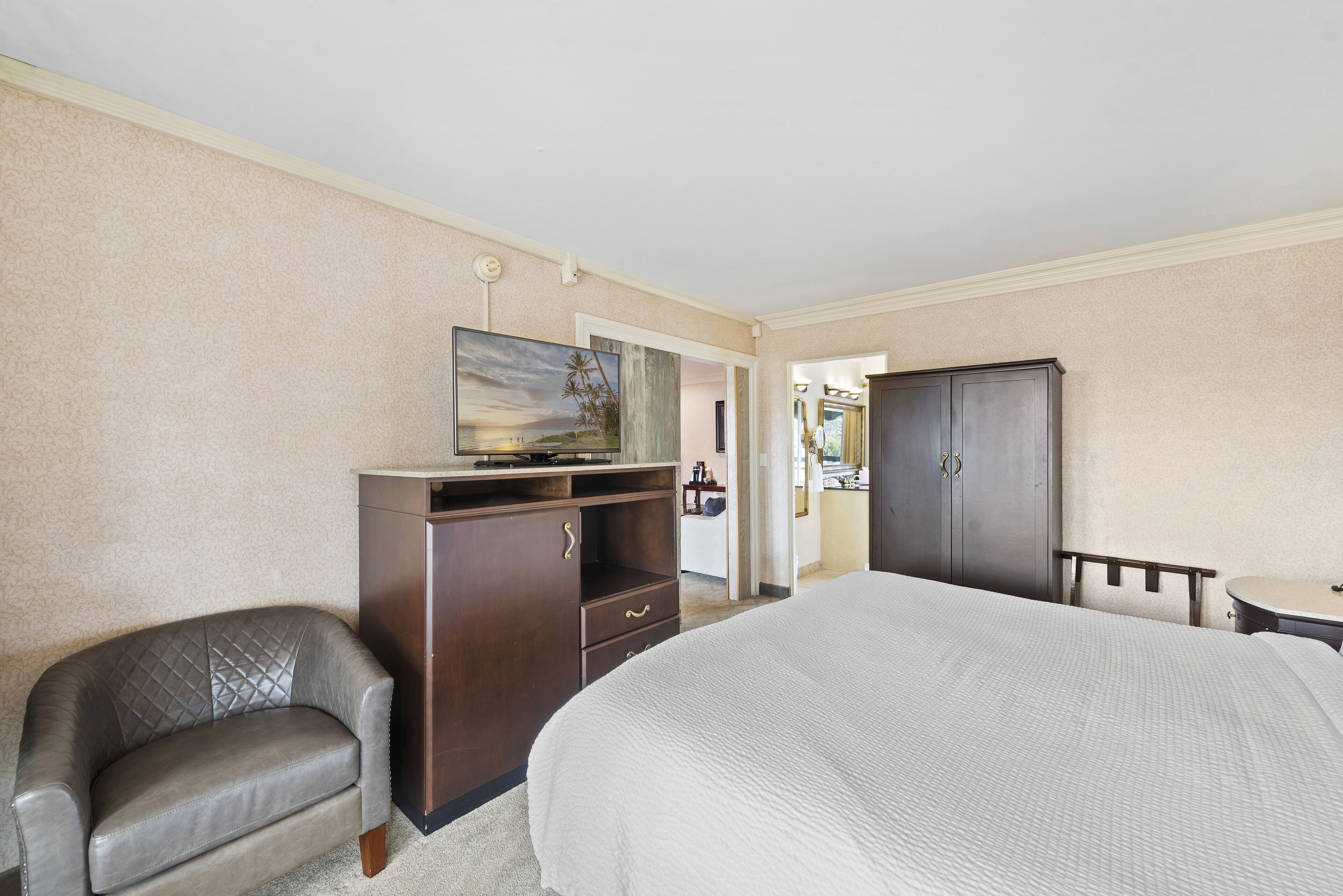 Room 45: King Suite at 14|West Boutique Hotel South Building