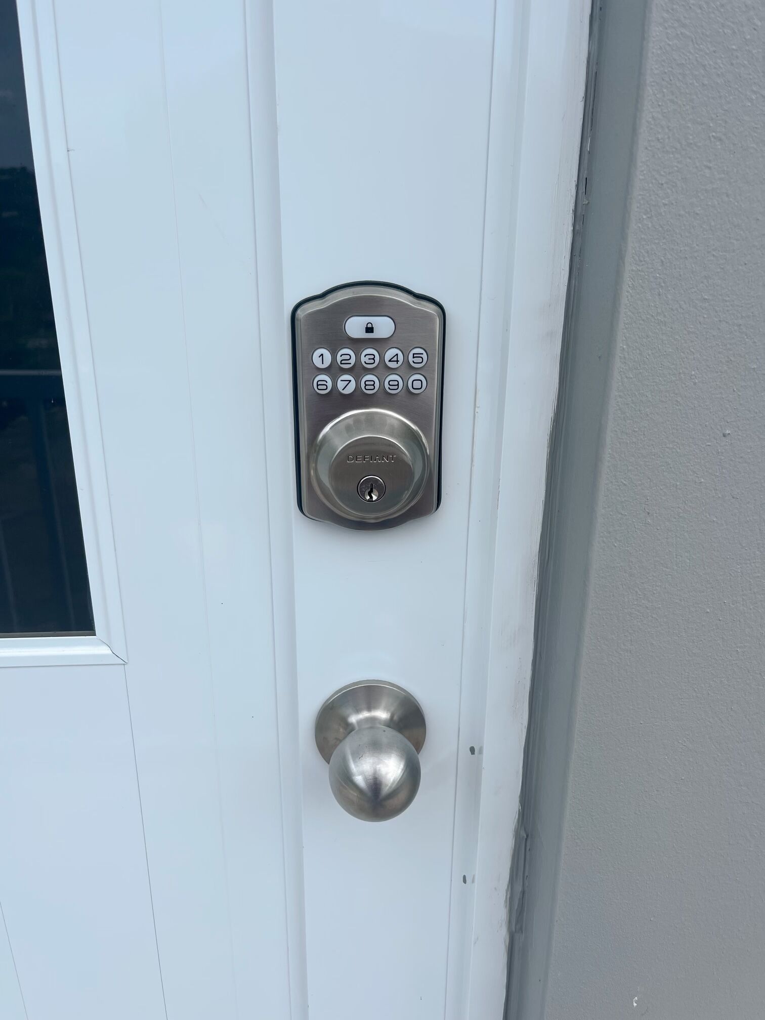 Une porte dotée d’un clavier numérique et d’une poignée de porte ronde.