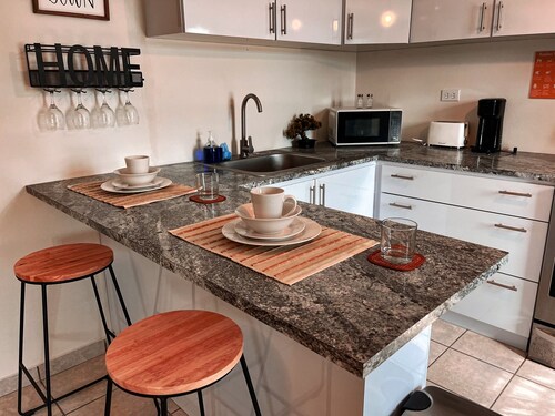 Remodeled Apartment-electric generator-8 min to beach