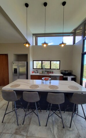 Kjøleskap, mikrobølgeovn, ovn og kokeplater