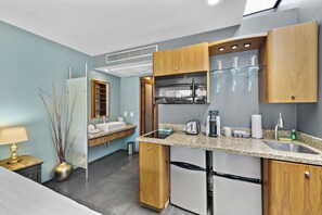Refrigerador, microondas, cafetera y tetera y utensilios de cocina 