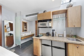 冰箱、微波炉、茶具/咖啡用具、厨具/餐具