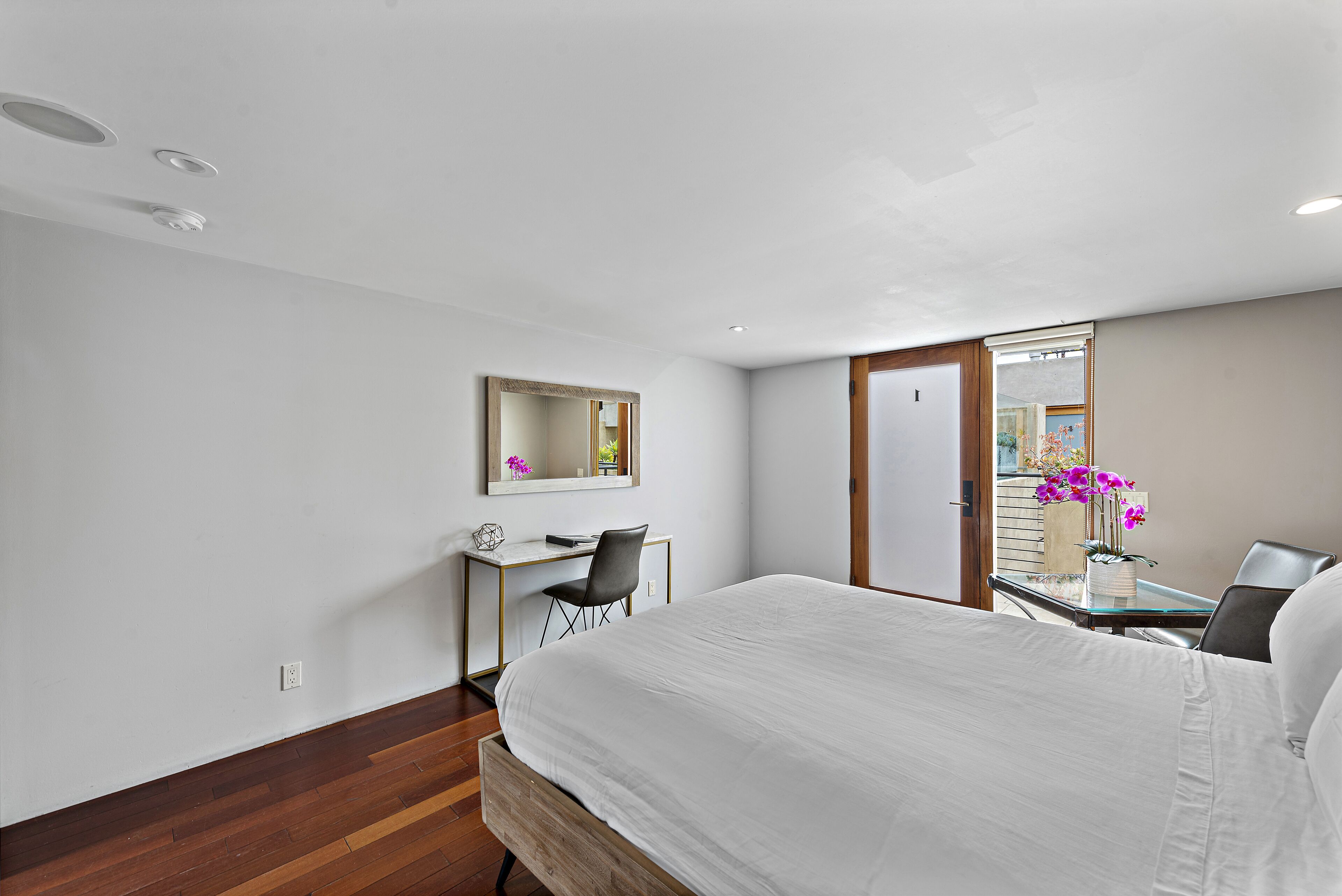 Enjoy the Best of Both Worlds: Beach and Comfort at Our Hotel! 1