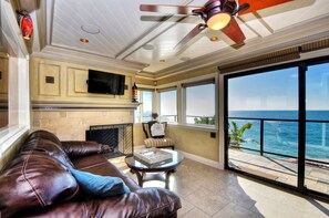 Téléviseur, foyer, lecteur de DVD, chaîne audio