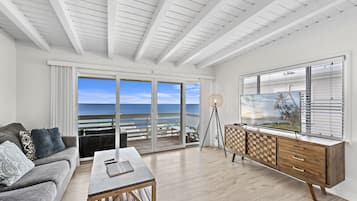 Een televisie, een open haard, een dvd-speler en een stereo