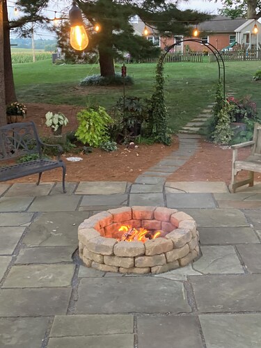 Private home has WIFI, Fireplace, Fire pit, Full Kitchen, 4 mile from Lancaster!