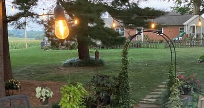 Private home has WIFI, Fireplace, Fire pit, Full Kitchen, 4 mile from Lancaster!