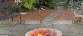 Private home has WIFI, Fireplace, Fire pit, Full Kitchen, 4 mile from Lancaster!