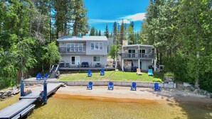 Une maison à deux étages avec une terrasse et un petit espace piscine.